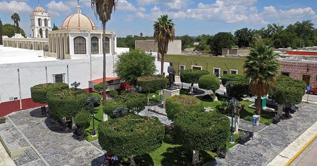 Vista aéreos del parque central y la Iglesia en Parras de la Fuente.