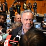 Diputado Alfonso Ramírez Cuéllar entrevistado por los medios de comunicación.