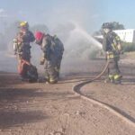 Bomberos rescatando a un hombre atacado por abejas.