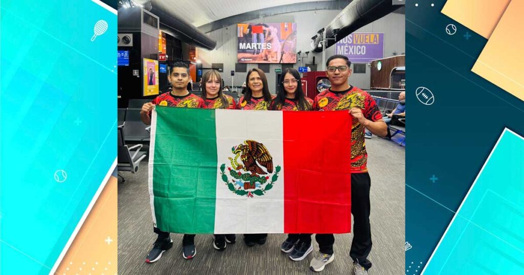 Atletas sosteniendo la bandera de México.