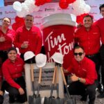 Trabajadores posando junto a la primera piedra del restaurante.