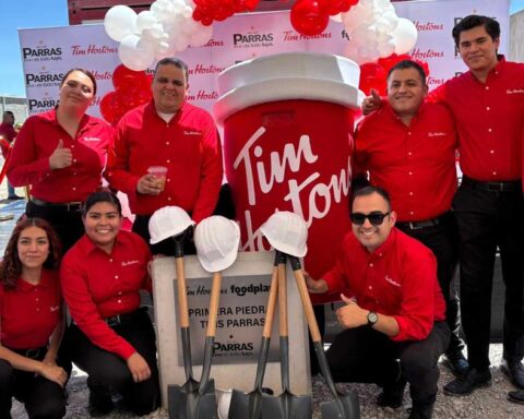 Trabajadores posando junto a la primera piedra del restaurante.