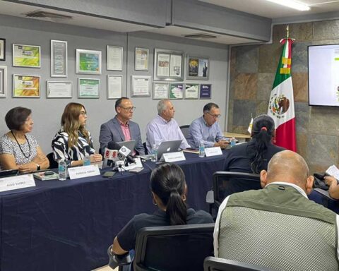 Integrantes del Colectivo presentando el informe sobre el Cabildo de Torreón.