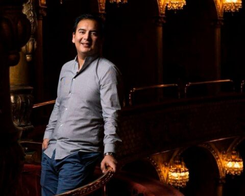 Eduardo Niave, tenor de origen coahuilense, posando.