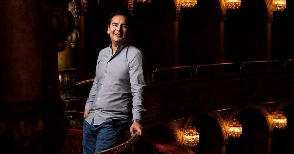 Eduardo Niave, tenor de origen coahuilense, posando.