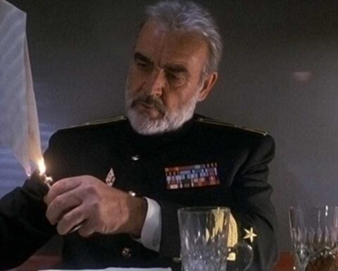El actor Sean Connery quemando un papel.